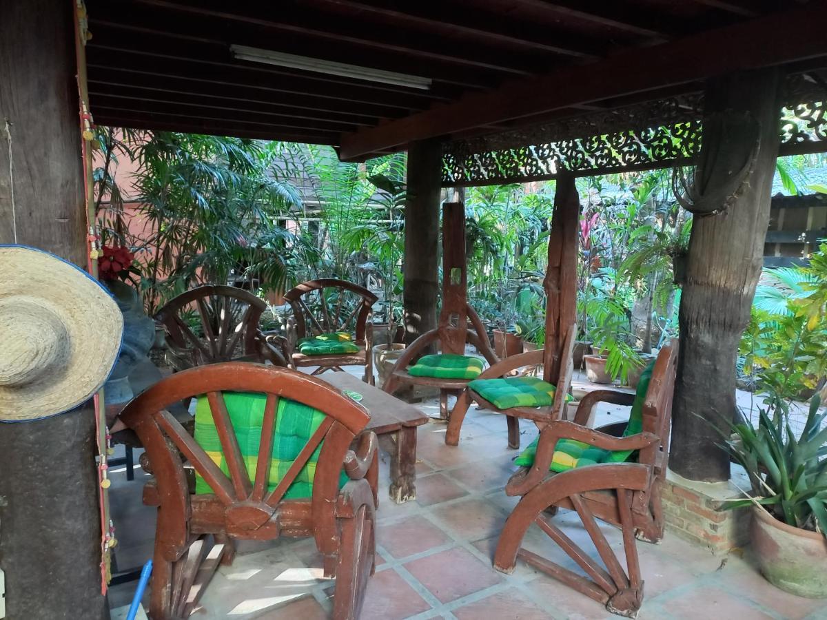 Teak House Chiang Mai Hotel Exterior foto