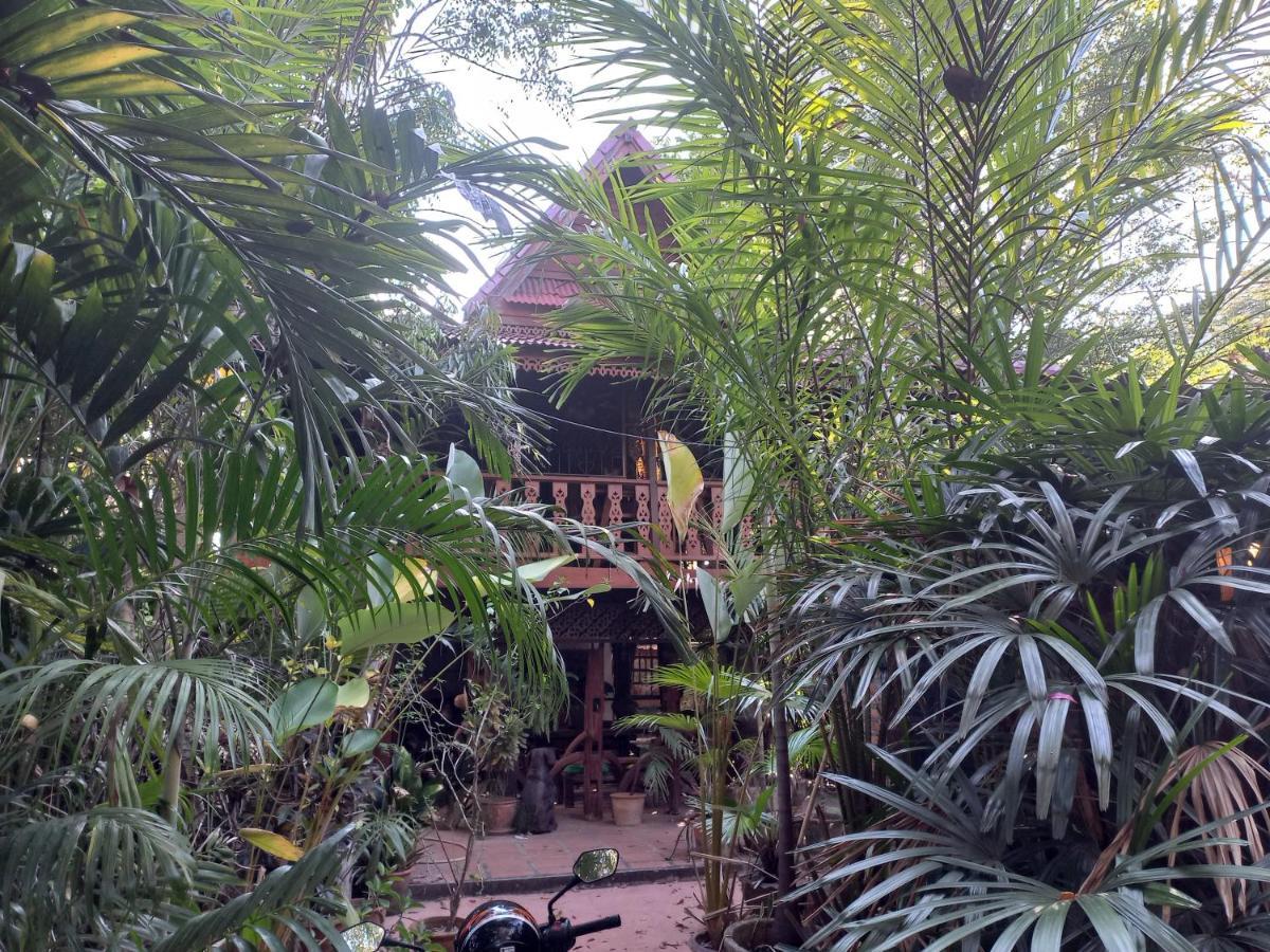 Teak House Chiang Mai Hotel Exterior foto
