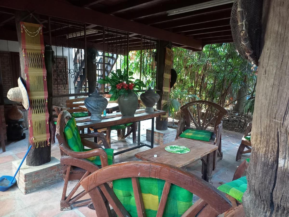 Teak House Chiang Mai Hotel Exterior foto