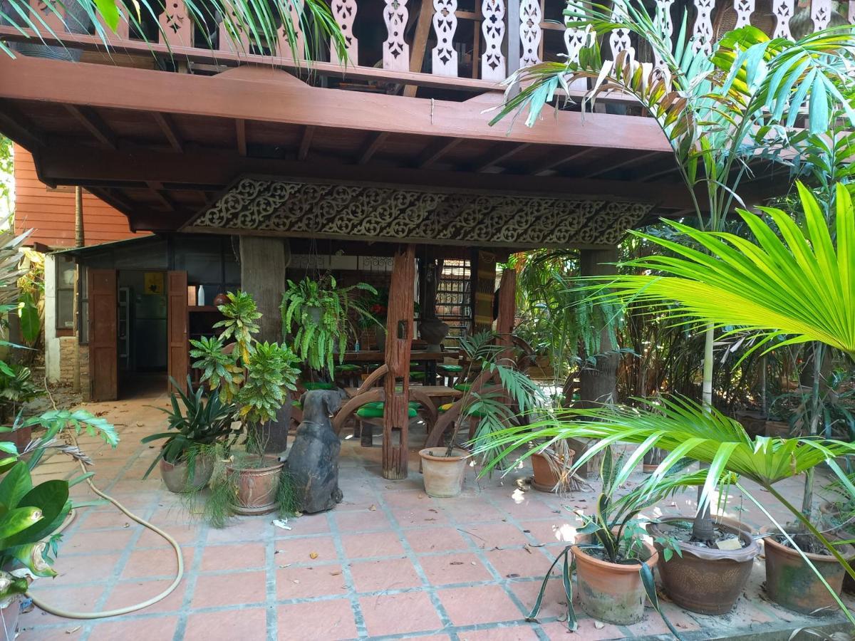 Teak House Chiang Mai Hotel Exterior foto
